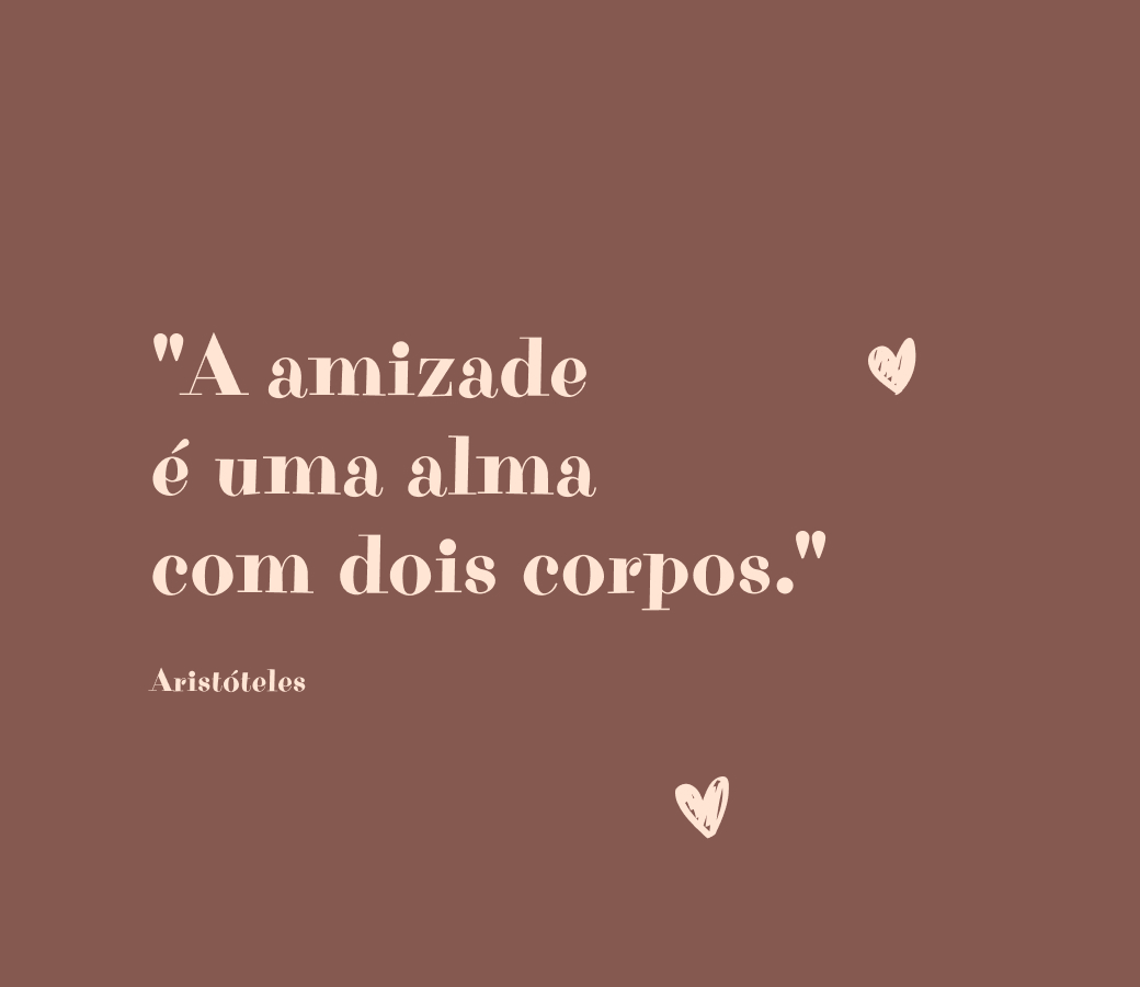Citação de Aristóteles sobre amizade em fundo minimalista, com dois corações ilustrados.